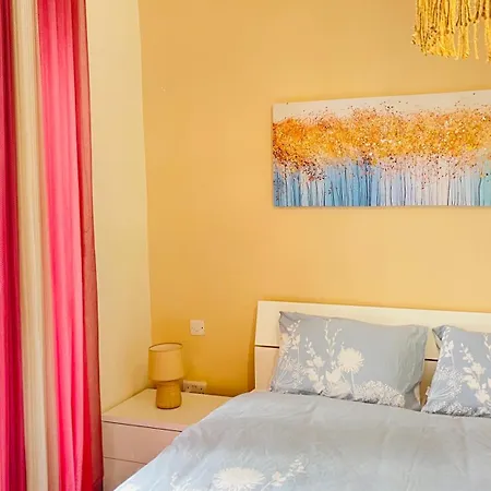 & Comfy 2 Bedroom Apartment *